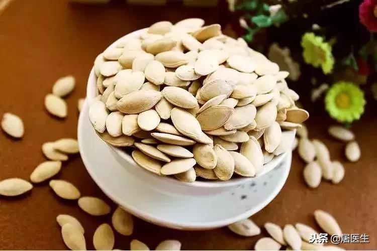 吃南瓜子竟有奇效告诉家人朋友,早上一把南瓜子有奇效