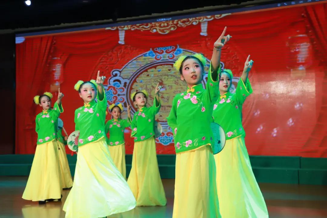 沐浴在党的阳光下幸福成长,沐浴在党的阳光下