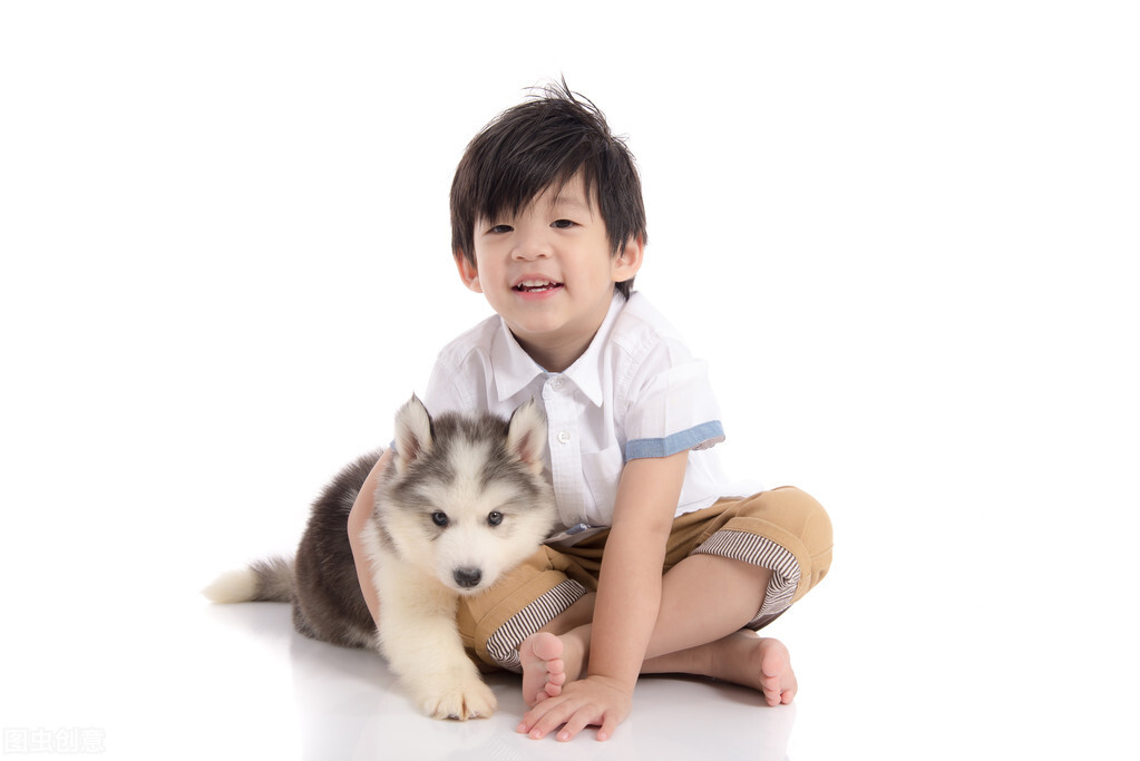 女主人半夜被狗疯狂撕咬头发，打伤狗后才发现狗在提醒孩子要窒息