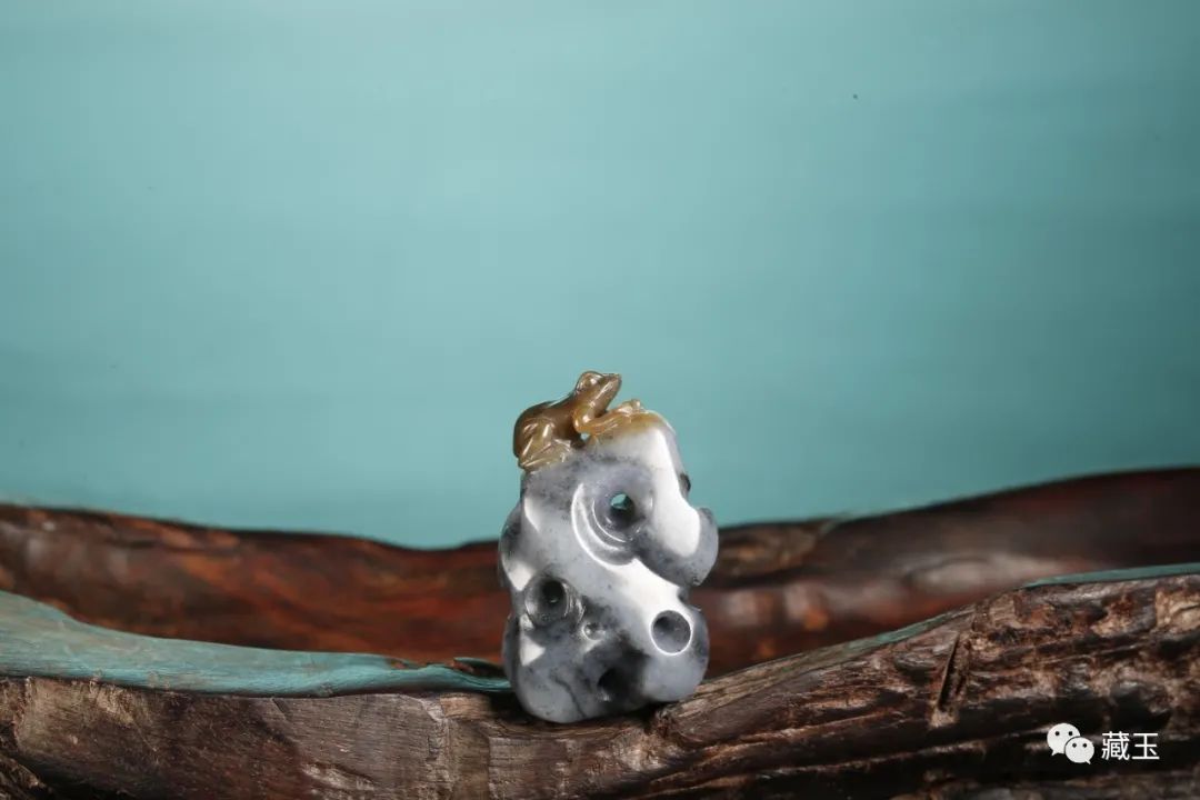 新疆和田玉籽料三色玉龙题材吊坠,和田玉籽料三色青花籽料多少钱