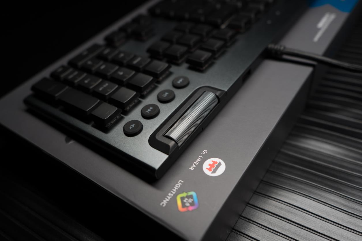 罗技矮轴键盘g813,罗技g813灯光旁边的那个键是什么