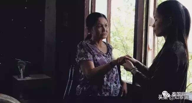 被士兵“上身”的年轻女巫，为何要去舔舐老女人伤痕累累的大腿？