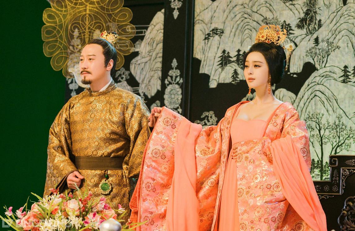 唐代女子流行的穿搭,唐朝女性抹胸长裙搭配