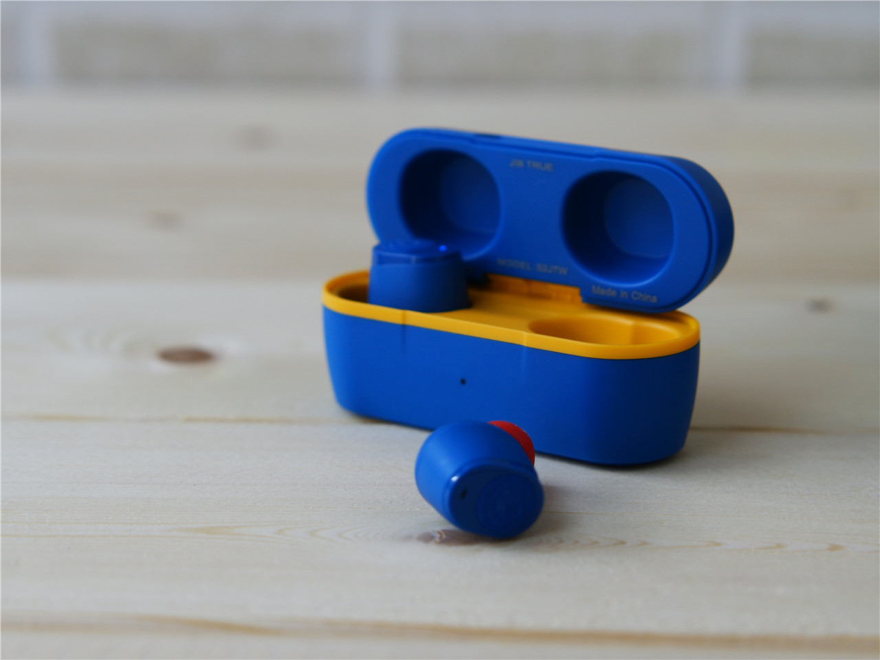 SkullcandyHESHEVO无线头戴蓝牙耳机,骷髅头吉布豆蓝牙耳机测评