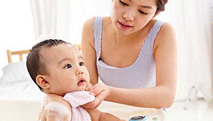 给新生儿用艾水洗澡要注意什么,给新生儿洗澡要注意什么