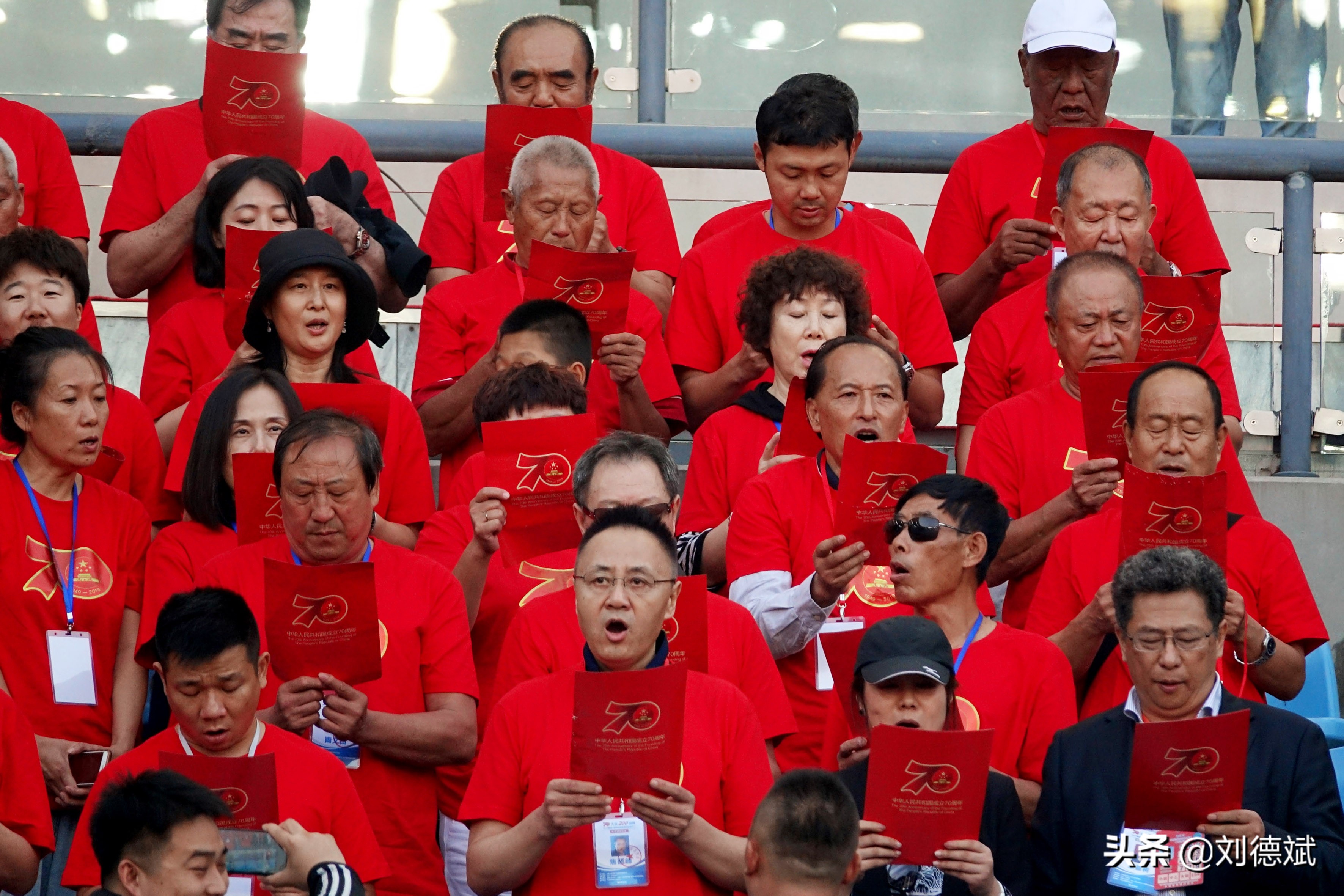 大连球迷唱国歌,大连70名国足助阵
