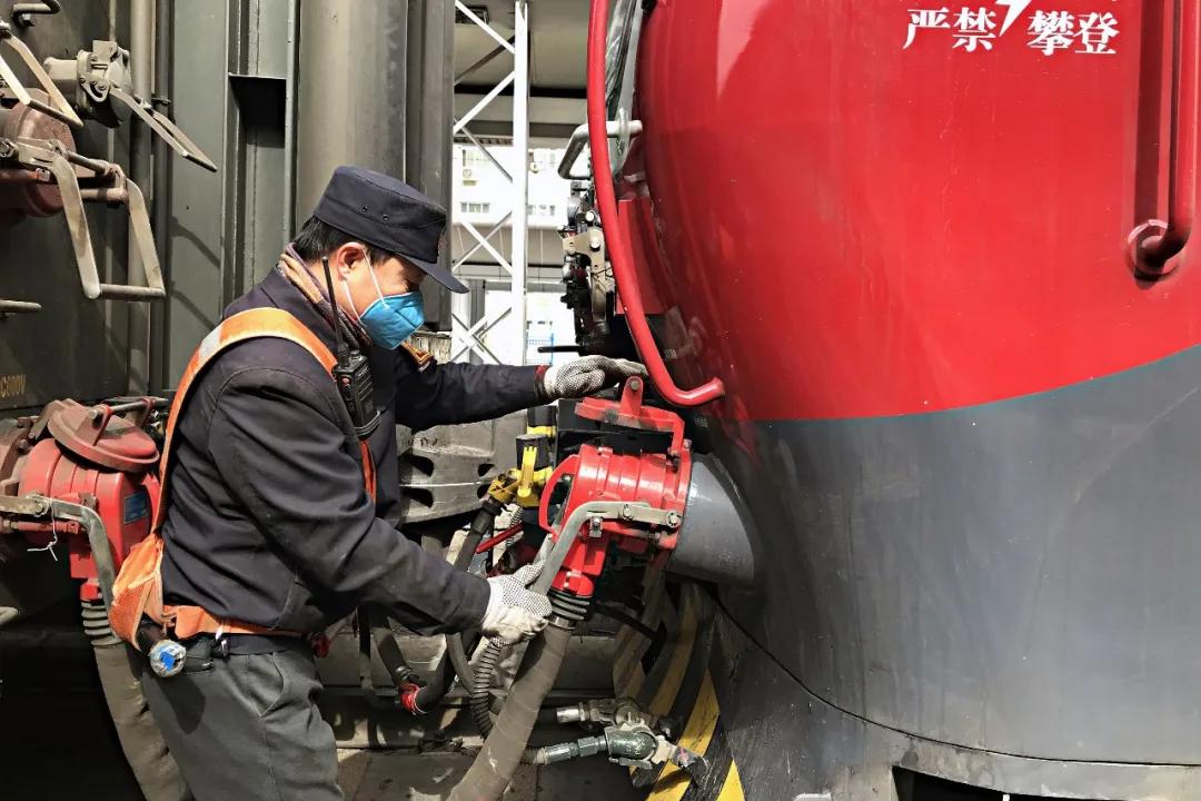 战疫情保春运铁路警察在行动,抗击疫情守护平安摄影征稿