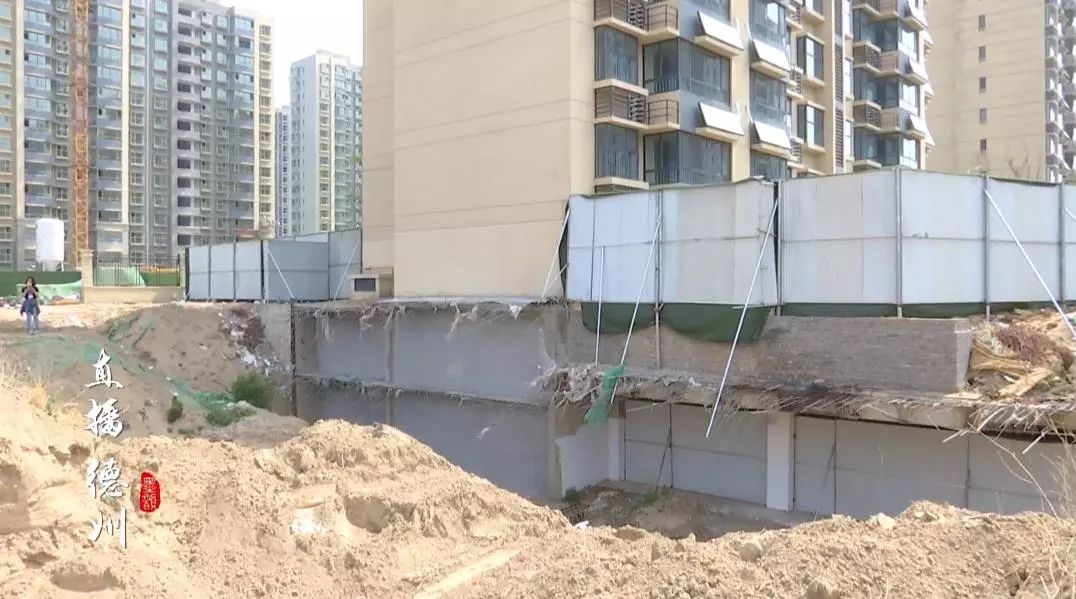 五米深坑作伴、整层钢筋外露！德州一楼盘任*交性**房，业主：太坑