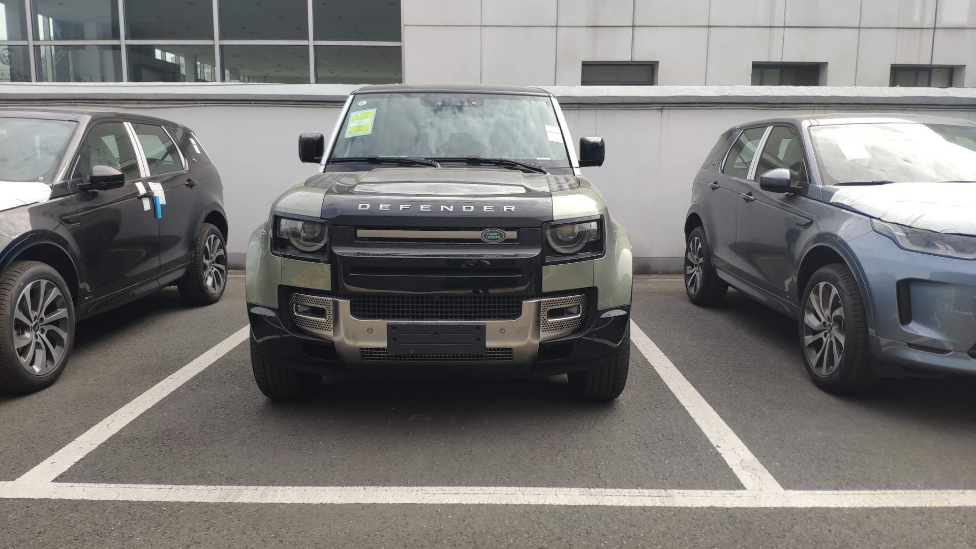 静态体验路虎卫士，外观内饰都气派，但后排空间真不大