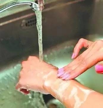 被狗咬了没出血有淤青怎么处理,被狗咬出血怎么处理