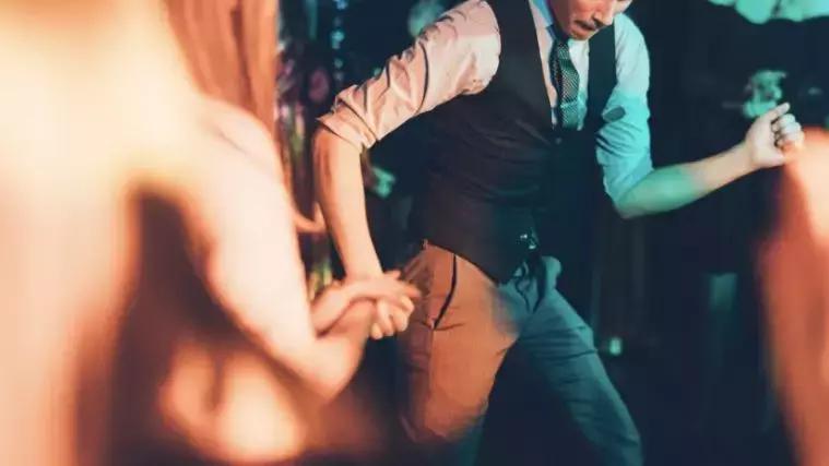 适合黄皮学生党做的新年美甲,粉色猪猪透色美甲