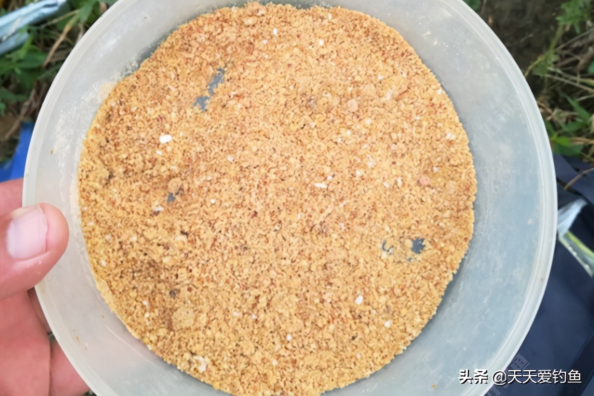 钓鲫鱼是虾粉好还是蚕蛹粉好用,钓鲫鱼用酒米加上点虾粉打窝行吗