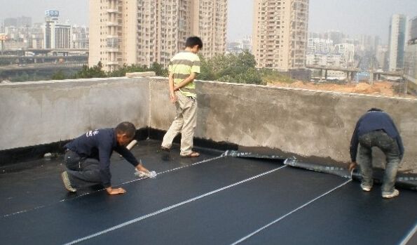 屋顶天窗漏水的原因和处理方法,屋顶落水管附近漏水如何处理