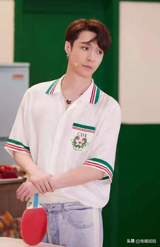 男人过了40岁,买短袖要谨记“3不要”,显得俗气廉价,谁穿谁丑