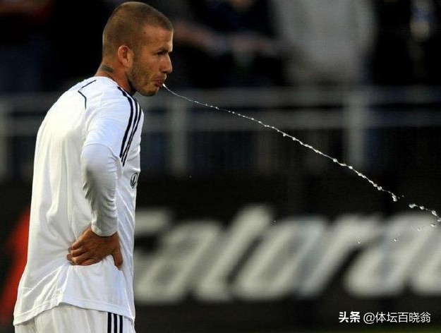 为什么运动员喝了水要吐掉,运动员为什么喝一口饮料就吐掉