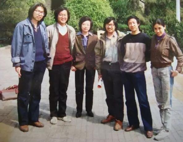 海子25岁自杀后，留下5封遗书，都有写道：我的死，是他俩造成的