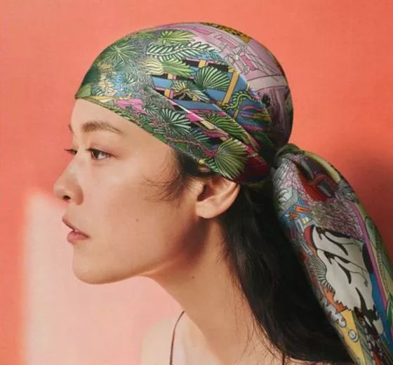 跨越半世纪的经典搭配王丝巾，这都当衣服穿了？