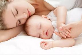 投降式睡姿的好处和害处,宝宝为什么都是投降式睡姿