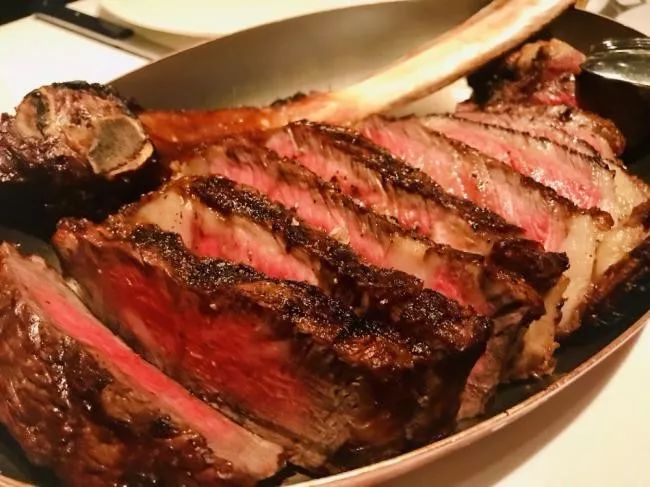 想要吃到温哥华最正宗的火焰炭烤牛排，耶路镇这家店一定是首选