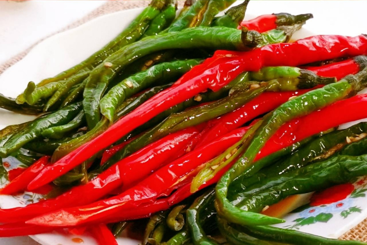 10斤青辣椒腌制几天能吃,把辣椒放进坛子里