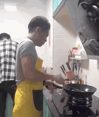 英国不粘锅大王：把舶来炒菜锅卖到中国，还获得过各种大奖