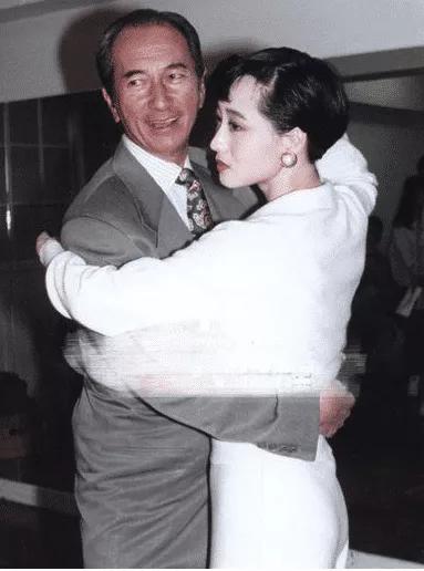 究竟是谁让李连杰都迷醉？我可以为她付出一切，地位、名利、生命