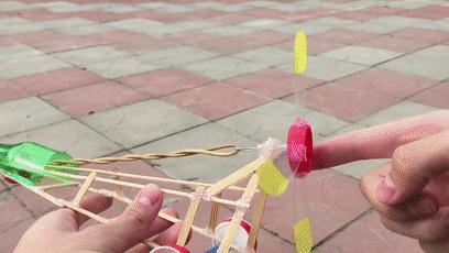 用啤酒的瓶盖怎么做成玩具,六个瓶盖可以做什么手工玩具