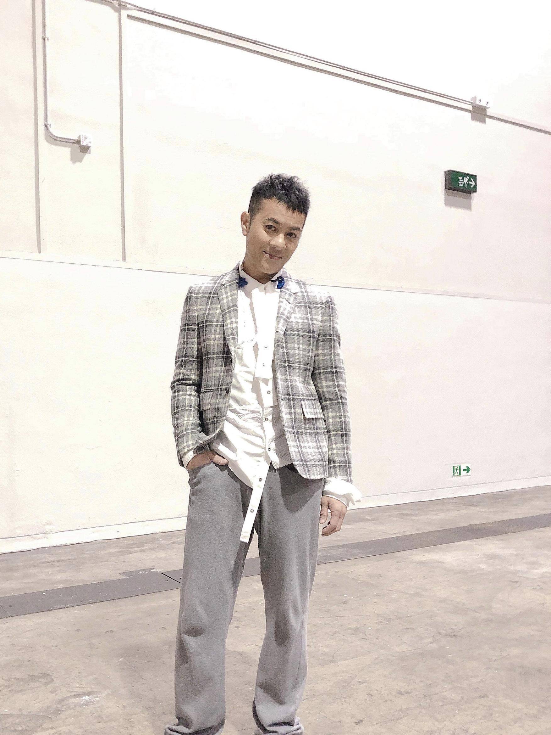 冒险闯英！香港著名男歌手为观看足球赛事前往英国：做好防护