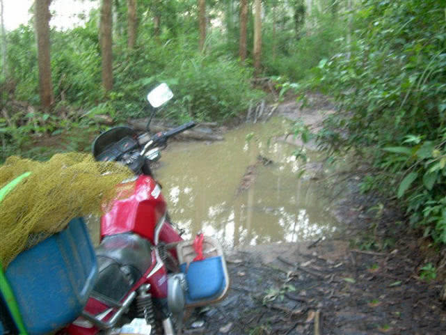 一个骑摩托车的钓鱼人，还真不是为了钓鱼