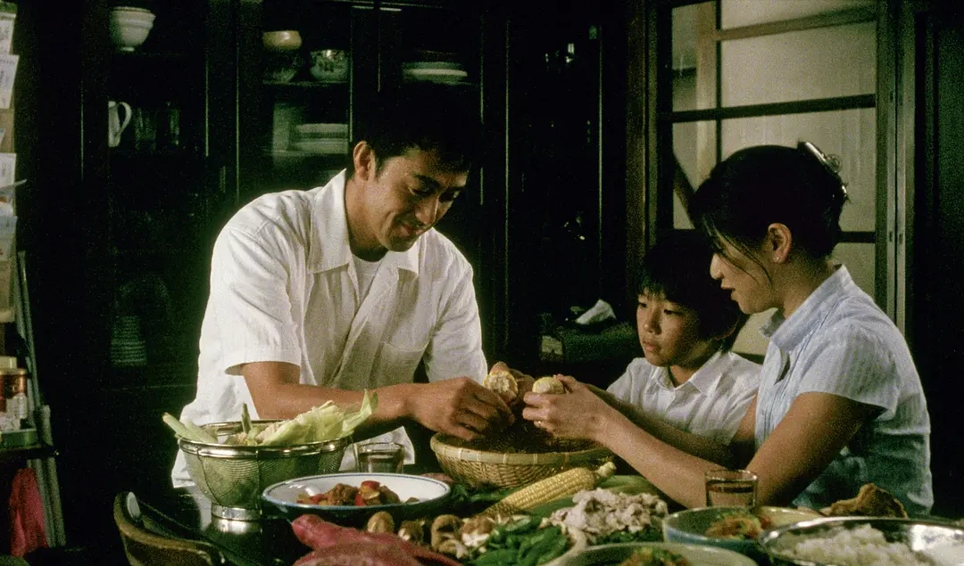 父子之间渐行渐远的背影,步履不停长路漫漫且行且珍惜