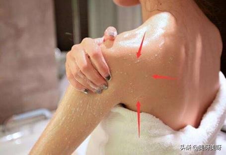 脸上长痘痘前胸长痘痘背后长痘痘,背后长痘痘的原因和改善方法