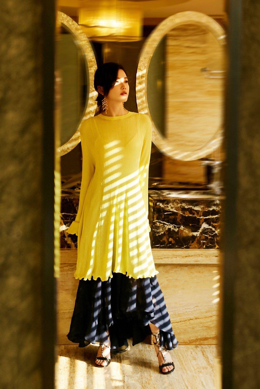 杨子姗复古穿搭,杨子姗白西装造型图