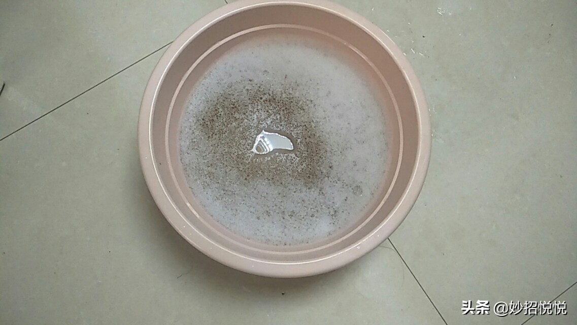 洗凳子上面的污垢用什么洗,凳子很脏怎么洗白一点