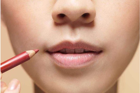 嘴唇周边有点发黑该怎么涂口红,嘴唇发黑涂什么颜色口红