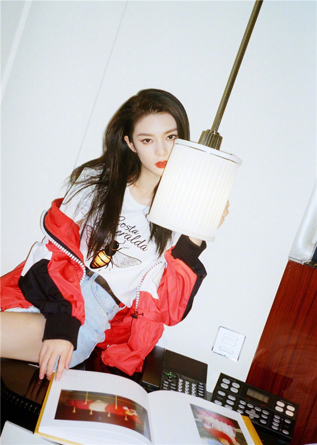 喜欢穿着简约的女人，来看看“复古运动风”，给你想象不到的时髦