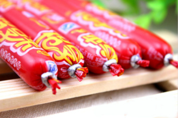 吃了一辈子火腿肠，一直用牙咬，3种小方法，轻松就能打开