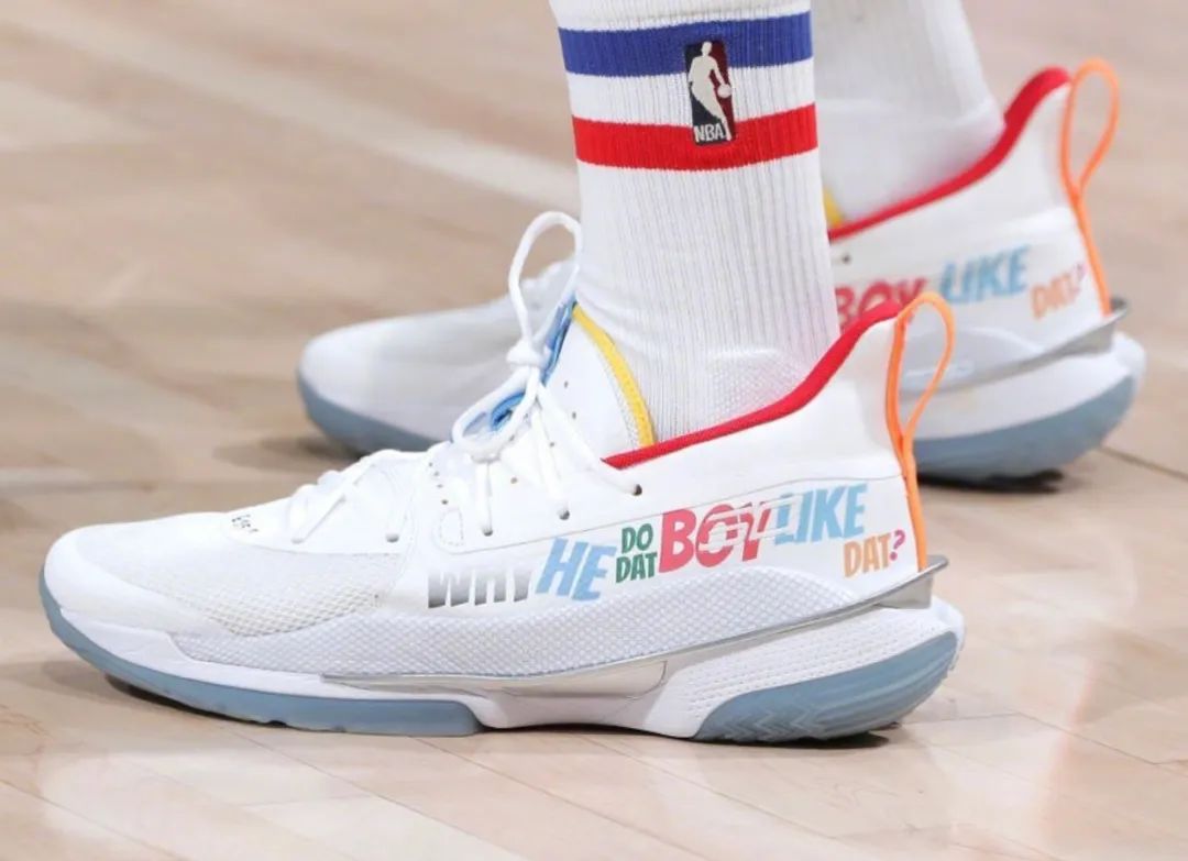 库里7首发配色,库里7主场配色和黑金配色选哪个