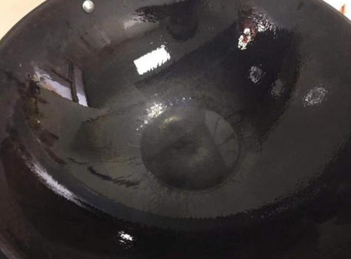 煎鱼总粘锅,别再怨锅了,大厨教你3个技巧,不粘锅不破皮,管用