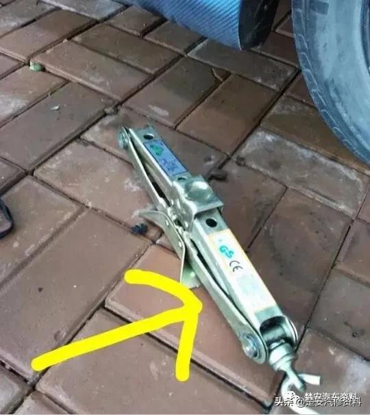 电瓶没电，机械钥匙又转不动打不开车门，看看汽修师傅怎么开门的