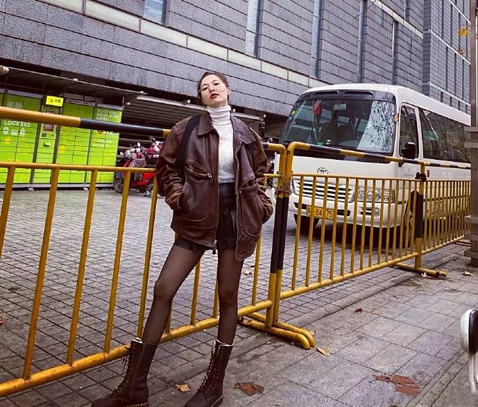 泫雅最新舞台黑色吊带裙,泫雅小野马舞蹈颜值