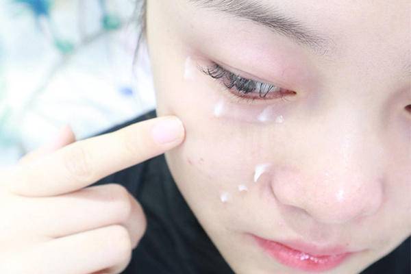 高档眼霜抗皱ahc去细纹,60秒就能抚平眼袋细纹的眼霜