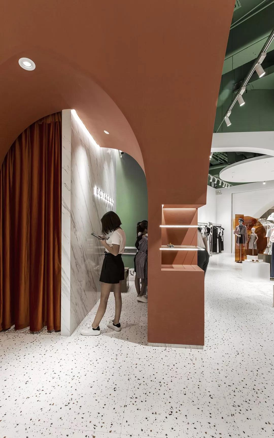 打卡服装体验店,爱丽丝梦游仙境服装款式