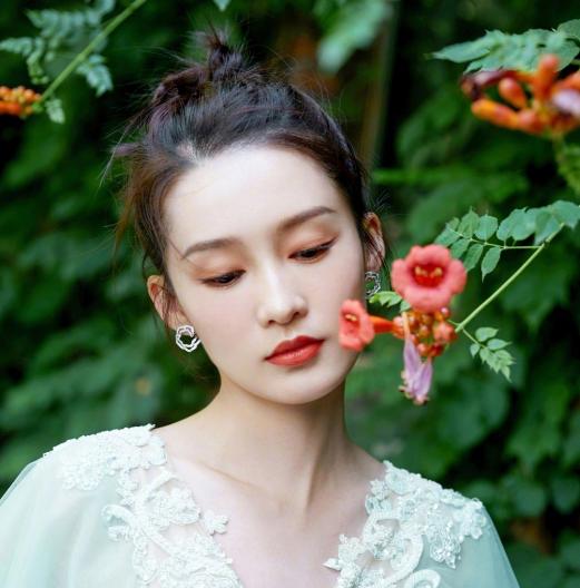 脸长的女生适合什么扎发,脸大发量多的女生适合什么扎发