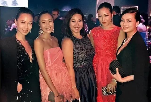 豪门乖女不婚生子，四婚亲妈帅过女神继母，港岛名媛都这么酷吗？