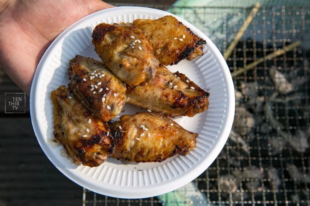 趁着午休两小时，他们在天台上组了个jió盆烤肉趴