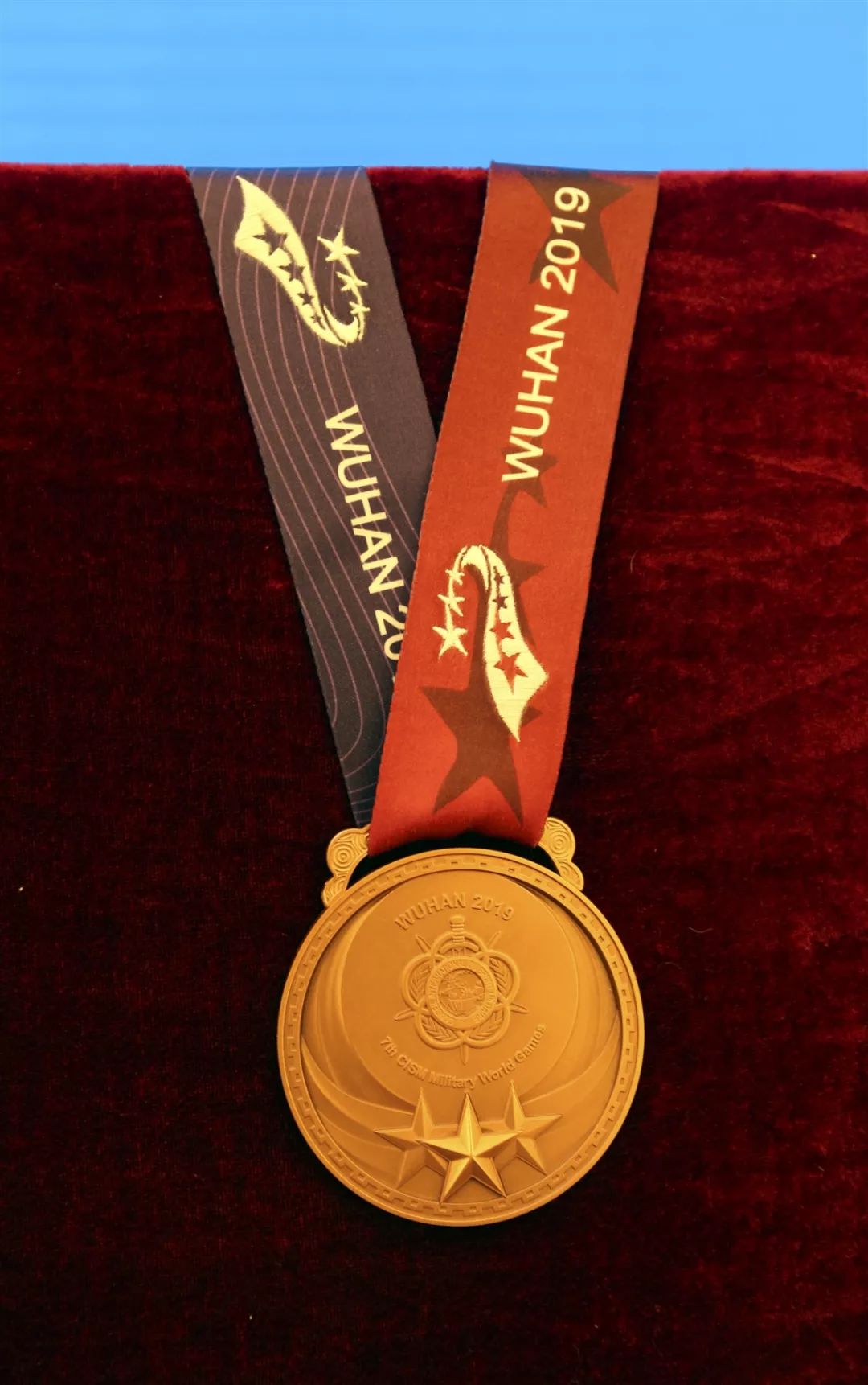 2019武汉军运会中国奖牌,武汉军运会颁奖礼服