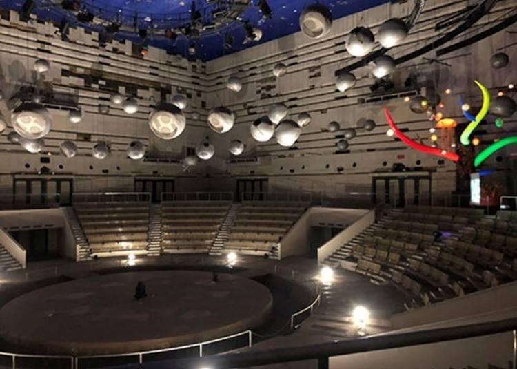 仿佛误入另一个世界的震撼景色,大阪万博公园太阳之塔