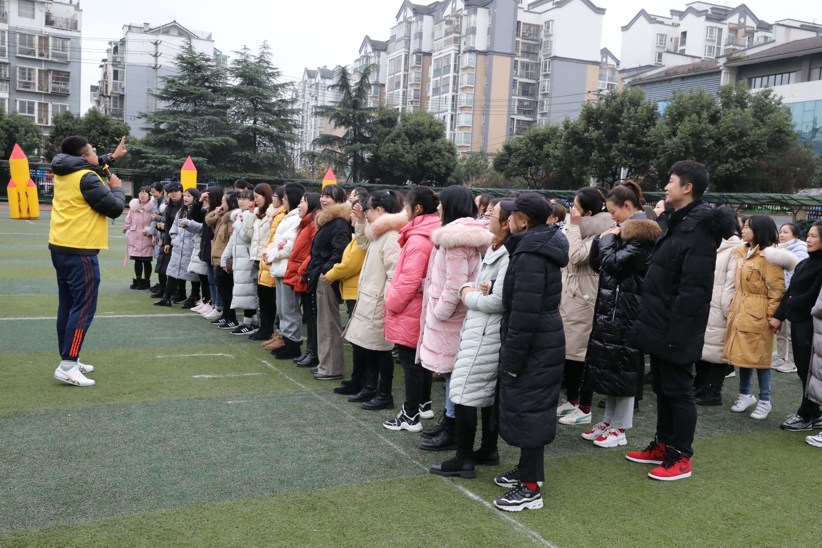 强队伍促质量塑荣光丨记双流区迎春小学开展校内拓展培训活动