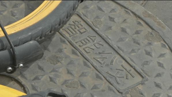 母女俩突然坠入窨井,一母女回家途中被井盖绊倒