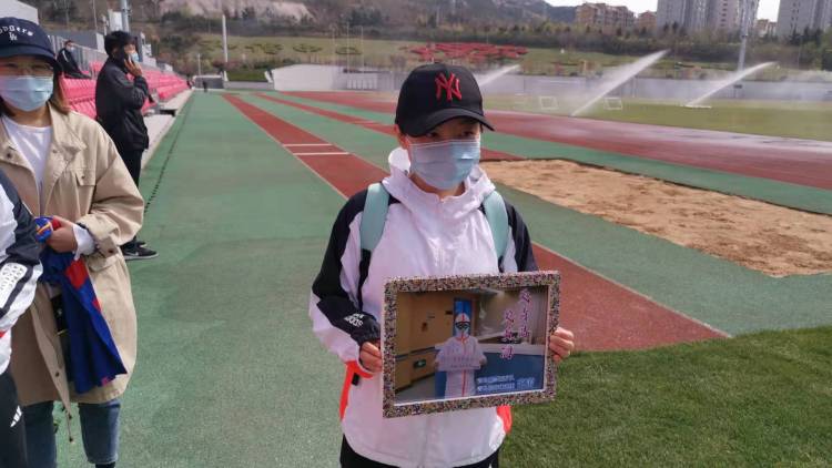 援鄂抗疫的女球迷来看黄海训练啦！还获赠了套票和签名足球